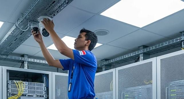 Teknisi Master CCTV melakukan instalasi CCTV profesional untuk sistem keamanan rumah dan bisnis