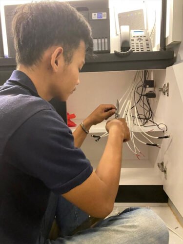 Penggantian kabel CCTV yang rusak oleh teknisi