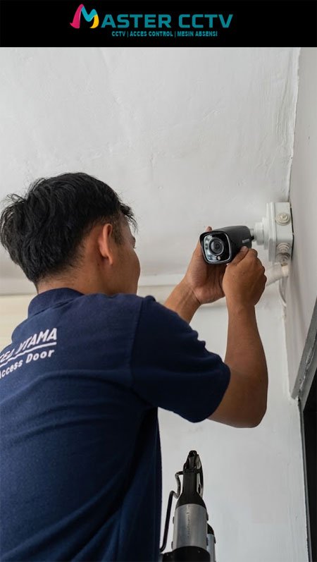 Teknisi Master CCTV Pulogadung melakukan instalasi CCTV profesional untuk rumah, kantor, gudang dan sistem keamanan