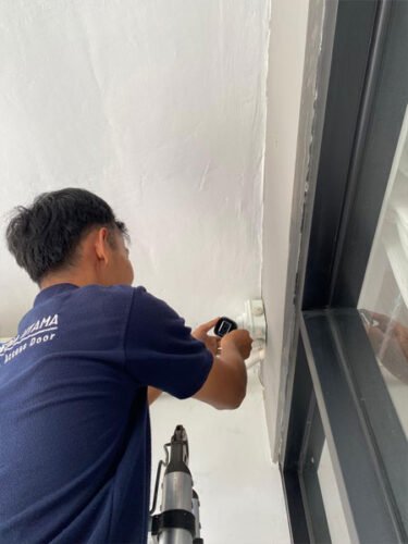 Teknisi Master CCTV melakukan pengecekan hasil rekaman CCTV untuk memastikan seluruh kamera berfungsi dengan baik dan sistem perekaman berjalan normal.