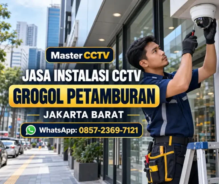 Teknisi Master CCTV memasang kamera CCTV dome pada fasad ruko modern di Grogol Petamburan, Jakarta Barat.
