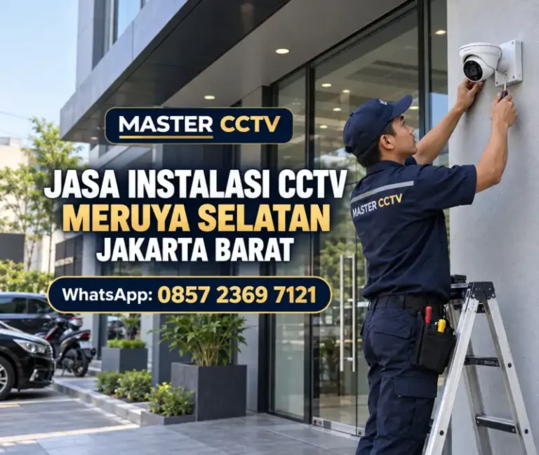 Teknisi Master CCTV memasang kamera CCTV turret pada bangunan usaha untuk jasa instalasi CCTV Meruya Selatan Jakarta Barat.